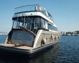 romos travel yacht outside